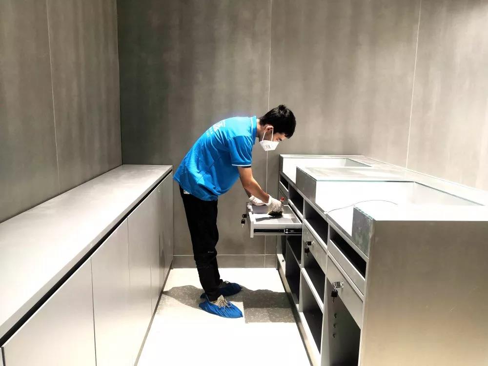 完美日記是一個國產(chǎn)大眾美妝品牌，價格良心堪稱國貨之光，也深受年輕人喜愛。